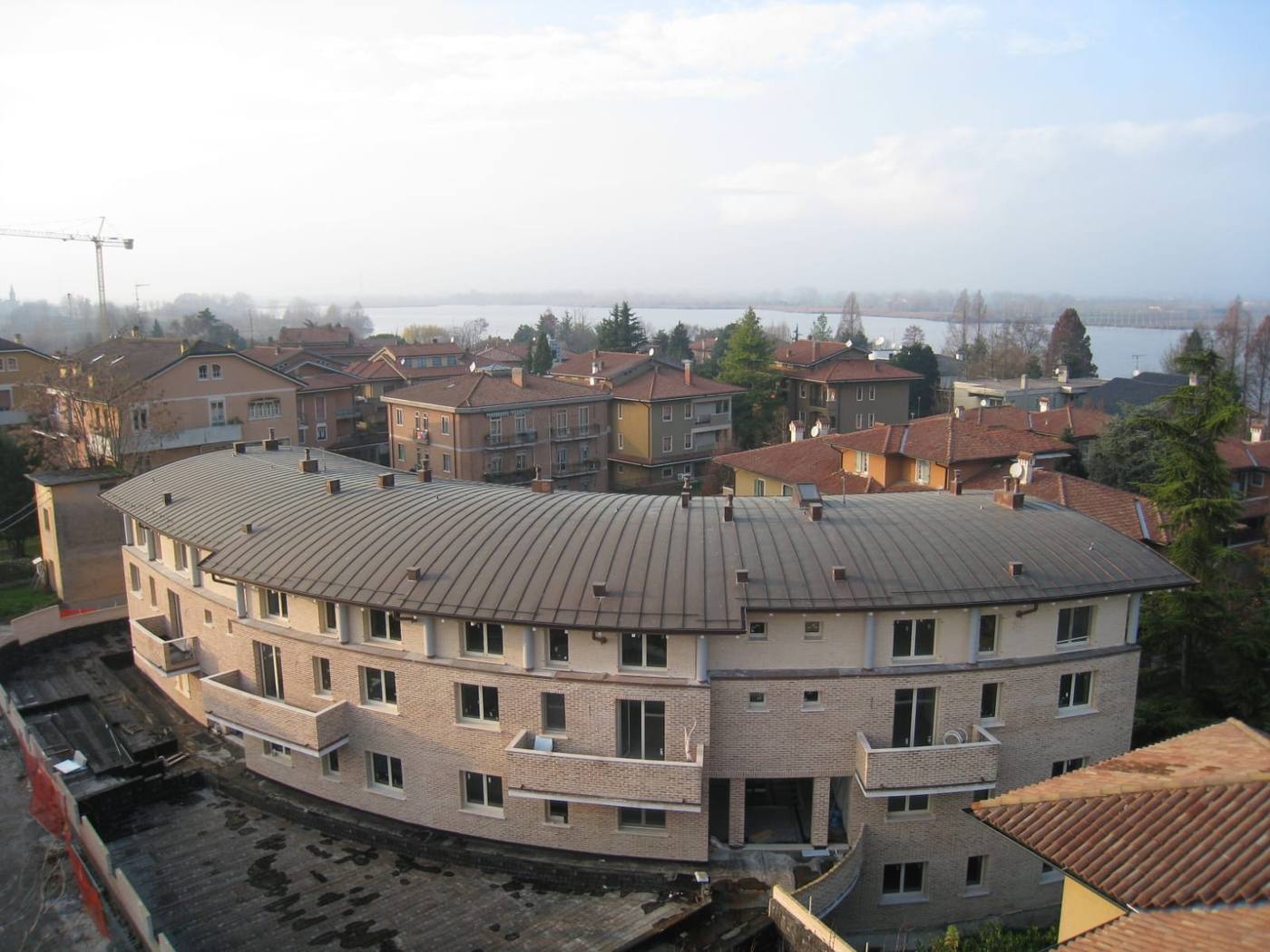 Palazzina curva con il tetto in lamiera, realizzata dal nostro personale